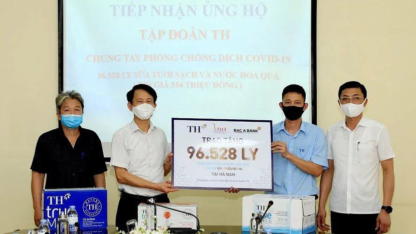 Đại diện Tập đoàn TH trao tặng đồ uống tốt cho sức khỏe đến lãnh đạo Sở Y tế tỉnh Hà Nam