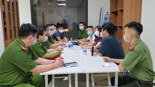 Một nhóm đối tượng người Trung Quốc nhập cảnh, cư trú trái phép tại Việt Nam bị lực lượng Công an thành phố Hà Nội phát hiện, xử lý Một nhóm đối tượng người Trung Quốc nhập cảnh, cư trú trái phép tại Việt Nam bị lực lượng Công an thành phố Hà Nội phát hiện, xử lý