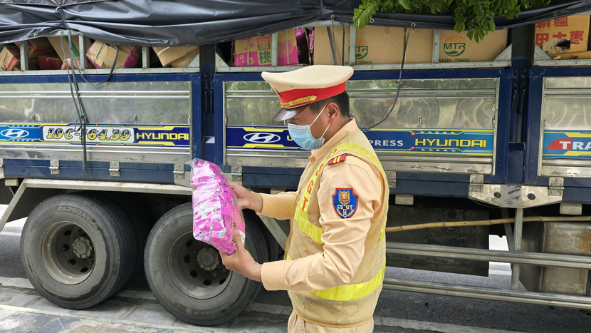 Các loại bánh kẹo, thực phẩm đều không rõ nguồn gốc Các loại bánh kẹo, thực phẩm đều không rõ nguồn gốc