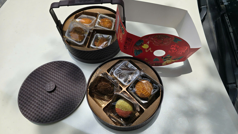 Những hộp bánh Trung thu được đóng trong bao bì Những hộp bánh Trung thu được đóng trong bao bì