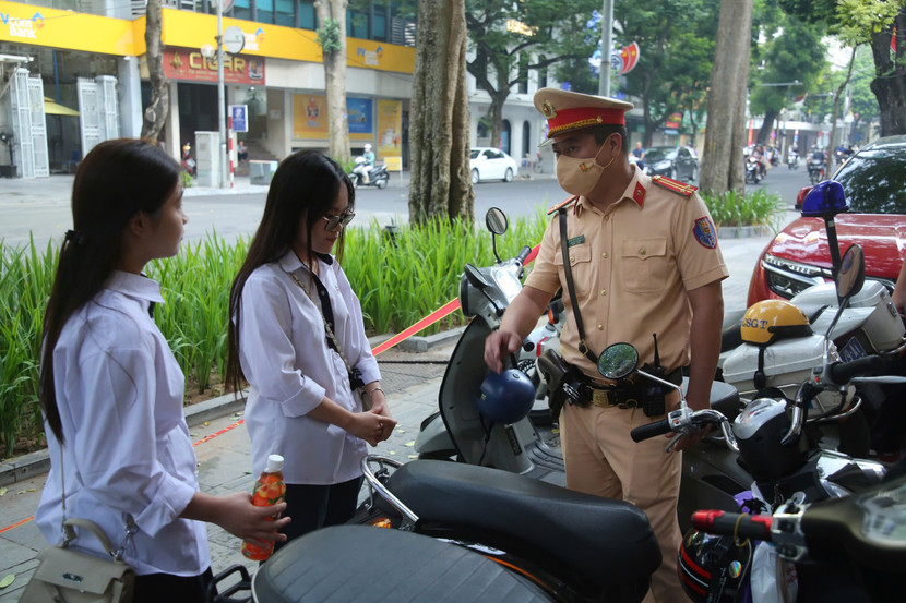 Việc xử lý học sinh điều khiển phương tiện không đội mũ bảo hiểm nhằm nâng cao ý thức chấp hành các quy định của pháp luật cho các em