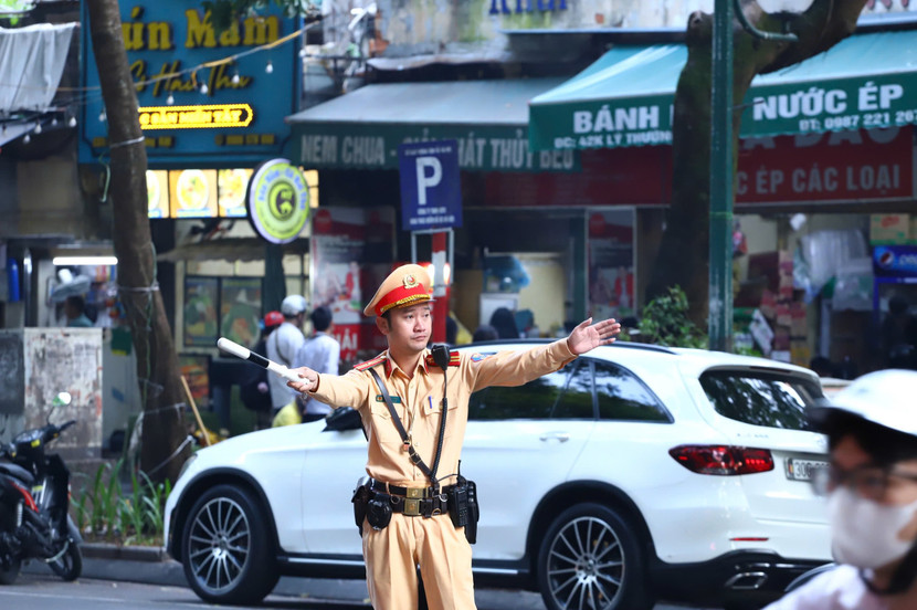 Lực lượng Cảnh sát giao thông Thủ đô làm nhiệm vụ trong ngày khai giảng...