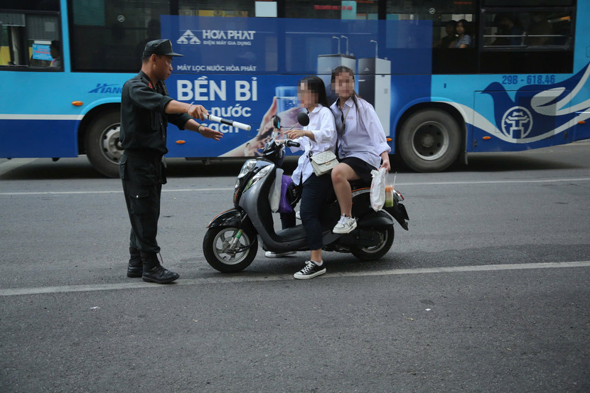 Các tổ công tác đặc biệt được triển khai, kiên quyết xử lý với học sinh, phụ huynh chở con em tới trường không đội mũ bảo hiểm