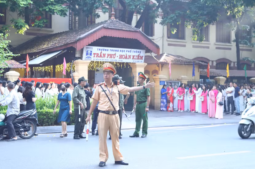 Đội Cảnh sát giao thông số 1 phối hợp với Công an phường, lực lượng đảm bảo an ninh trật tự tại cơ sở phân luồng trước cổng trường THPT Trần Phú