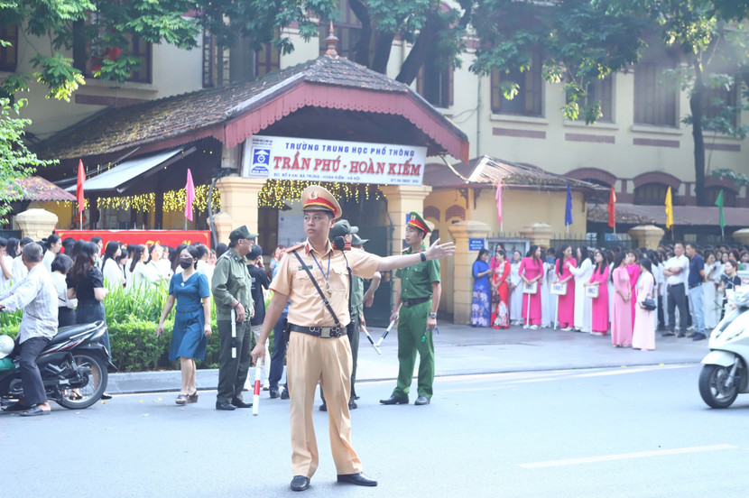 Đội Cảnh sát giao thông số 1 phối hợp với Công an phường, lực lượng đảm bảo an ninh trật tự tại cơ sở phân luồng trước cổng trường THPT Trần Phú