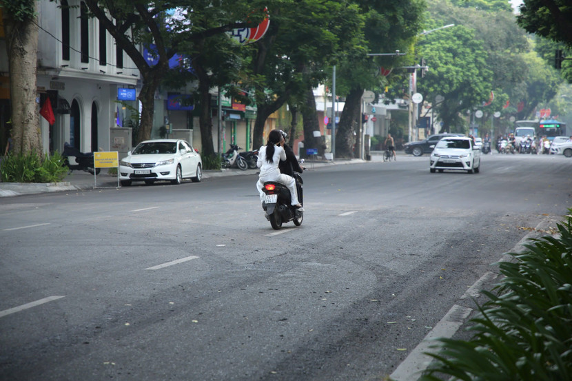 Chở con em tới trường, nhiều phụ huynh vẫn để con không đội mũ bảo hiểm