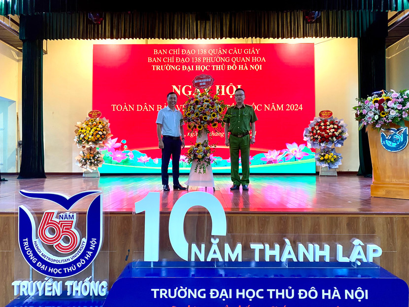 Đại diện Chỉ huy Công an quận Cầu Giấy tặng hoa nhà trường