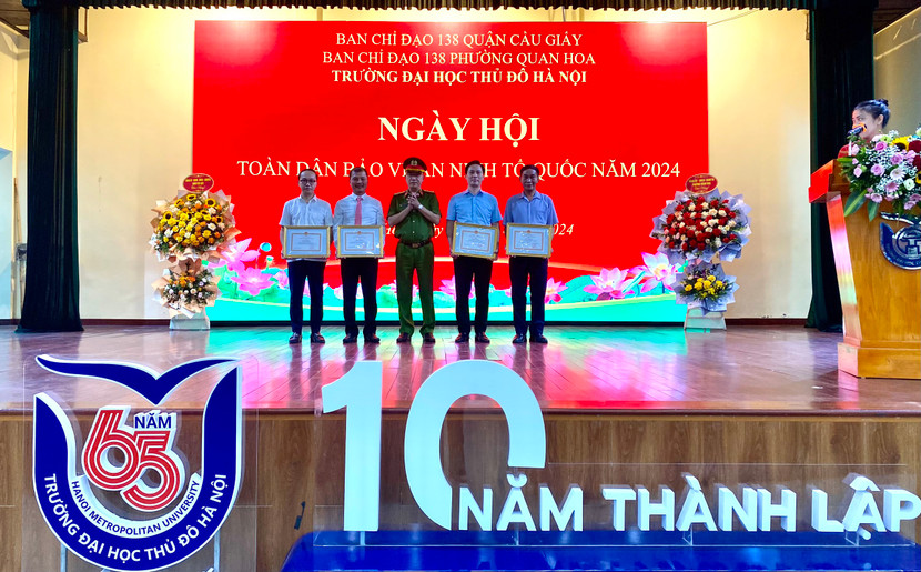 Các tập thể, cá nhân có thành tích xuất sắc trong phong trào toàn dân bảo vệ an ninh Tổ quốc được tặng giấy khen của các cấp lãnh đạo