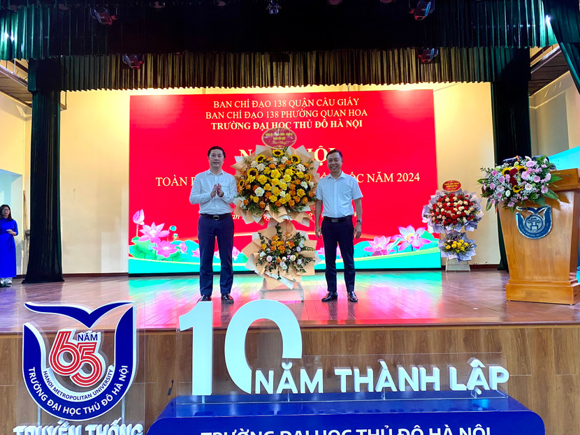 Ông Ngô Ngọc Phương - Phó Chủ tịch UBND quận Cầu Giấy tặng hoa chúc mừng "Ngày hội toàn dân bảo vệ an ninh Tổ quốc" của trường Đại học Thủ đô Hà Nội