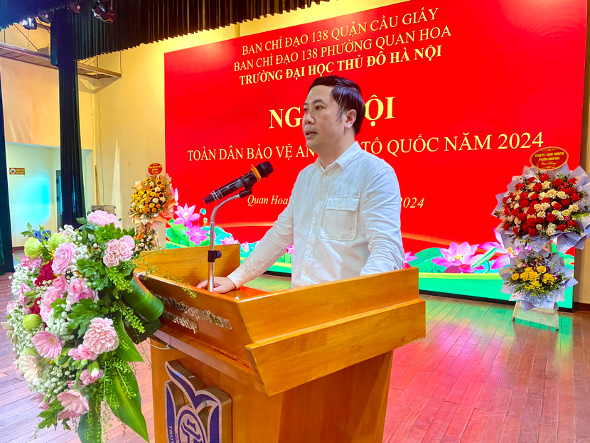 Ông Ngô Ngọc Phương biểu dương những thành tích thầy trò trường Đại học Thủ đô Hà Nội đã đạt được trong phong trào toàn dân bảo vệ an ninh Tổ quốc