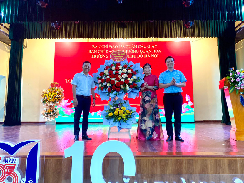 Đảng ủy, UBND phường Quan Hoa tặng hoa chúc mừng