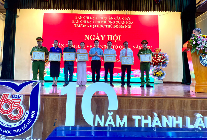 Các tập thể, cá nhân có thành tích xuất sắc trong phong trào toàn dân bảo vệ an ninh Tổ quốc được tặng giấy khen của các cấp lãnh đạo