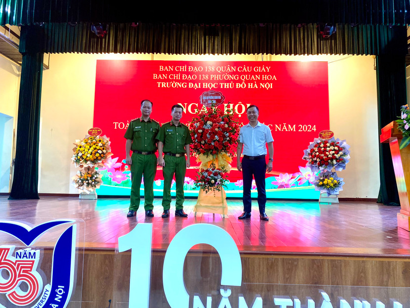 Công an phường Quan Hoa chúc mừng