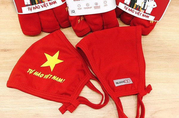 Đeo khẩu trang vải in hình cờ đỏ sao vàng trong đối ngoại mang niềm tự hào lớn