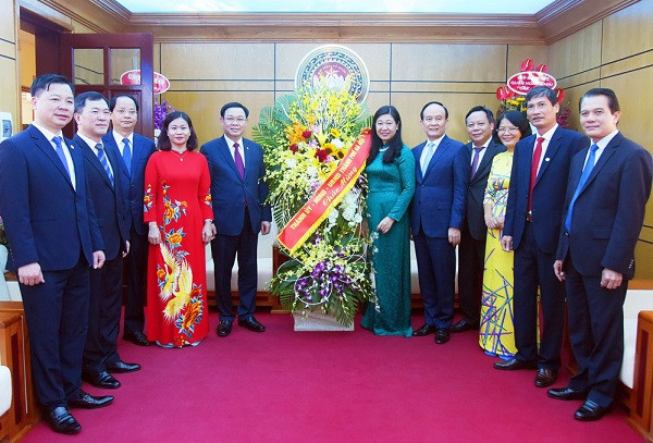 Bí thư Thành ủy Vương Đình Huệ cùng đoàn đại biểu Thành ủy chúc mừng Ủy ban MTTP thành phố Hà Nội