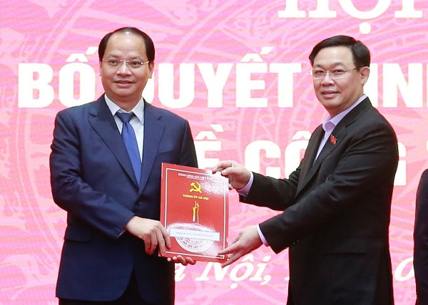 Bí thư Thành ủy Vương Đình Huệ trao quyết định cho đồng chí Nguyễn Doãn Toản
