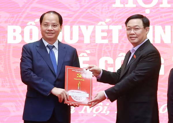 Bí thư Thành ủy Vương Đình Huệ trao quyết định cho đồng chí Nguyễn Doãn Toản