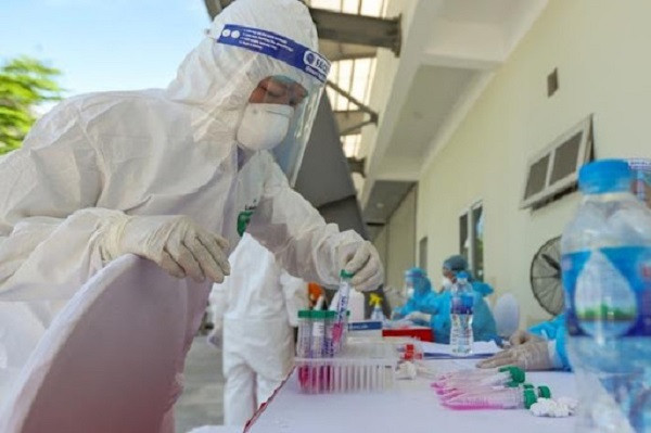 Lấy mẫu xét nghiệm Covid-19 người cách ly tập trung Lấy mẫu xét nghiệm Covid-19 người cách ly tập trung