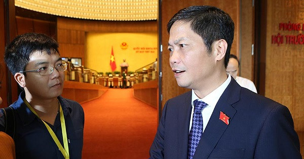 Bộ trưởng Trần Tuấn Anh trao đổi với báo chí tại Quốc hội