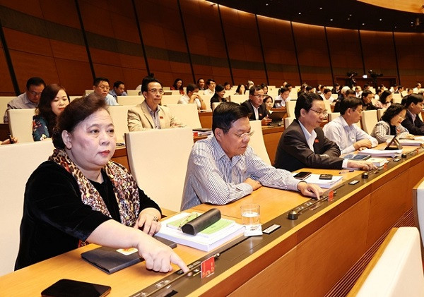 ĐBQH đoàn Hà Nội bấm nút biểu quyết thông qua luật, nghị quyết tại Quốc hội
