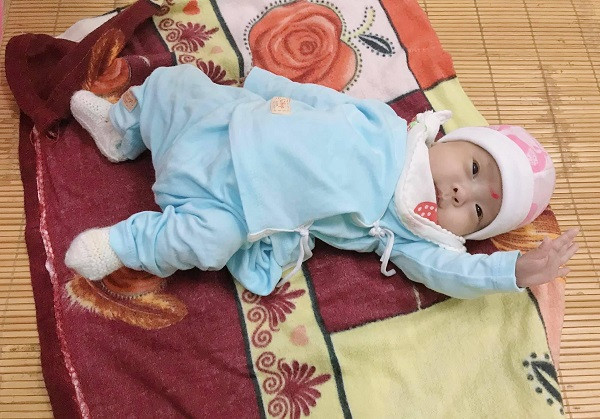 Bé Ốc hiện đã nặng hơn 2,1kg, khỏe mạnh