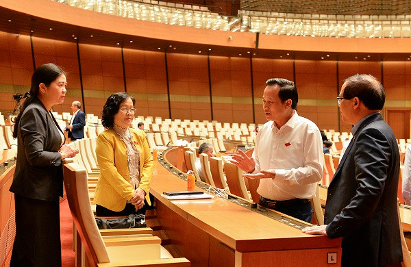 Bộ trưởng Bộ LĐ-TB&amp;XH trao đổi cùng các đại biểu bên lề phiên họp kỳ họp thứ 10