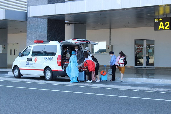 Đưa người nhập cảnh ở sân bay đi cách ly