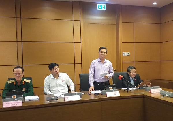 ĐBQH Phan Thái Bình thảo luận tổ tại Quốc hội sáng 2-11 ĐBQH Phan Thái Bình thảo luận tổ tại Quốc hội sáng 2-11