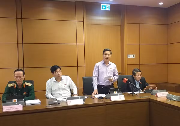 ĐBQH Phan Thái Bình thảo luận tổ tại Quốc hội sáng 2-11