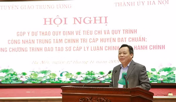 Phó Bí thư Thành ủy Hà Nội Nguyễn Văn Phong phát biểu tại hội nghị