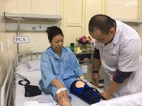 Bác sĩ khám lại cho bệnh nhân sau 2 ngày phẫu thuật (Ảnh: BVCC)