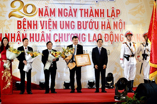 Thứ trưởng Bộ Y tế Trần Văn Thuấn chúc mừng Bệnh viện Ung bướu Hà Nội được tặng Huân chương Lao động hạng Nhì