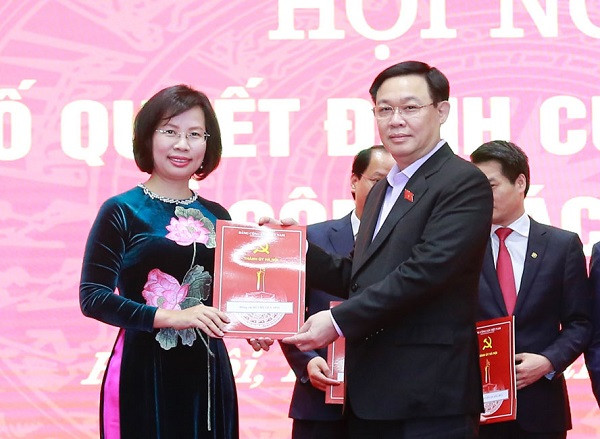 Bí thư Thành ủy Vương Đình Huệ trao quyết định cho đồng chí Bùi Huyền Mai