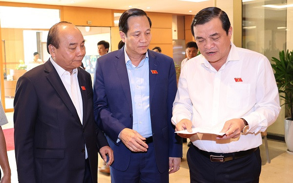Thủ tướng Nguyễn Xuân Phúc, Bộ trưởng Bộ LĐ-TB&amp;XH trao đổi cùng ĐBQH bên hành lang Quốc hội