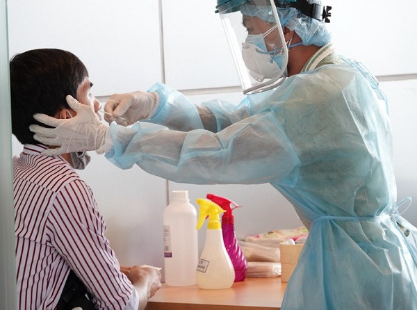 Lấy mẫu xét nghiệm Covid-19 tại Cần Thơ