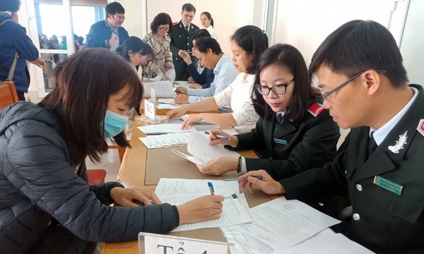 Đại diện doanh nghiệp nợ BHXH ký nhận Quyết định thanh tra