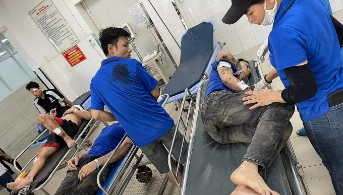 Cấp cứu các nạn nhân bị thương trong vụ nổ lò hơi ở Đồng Nai (Ảnh: Báo Đồng Nai)