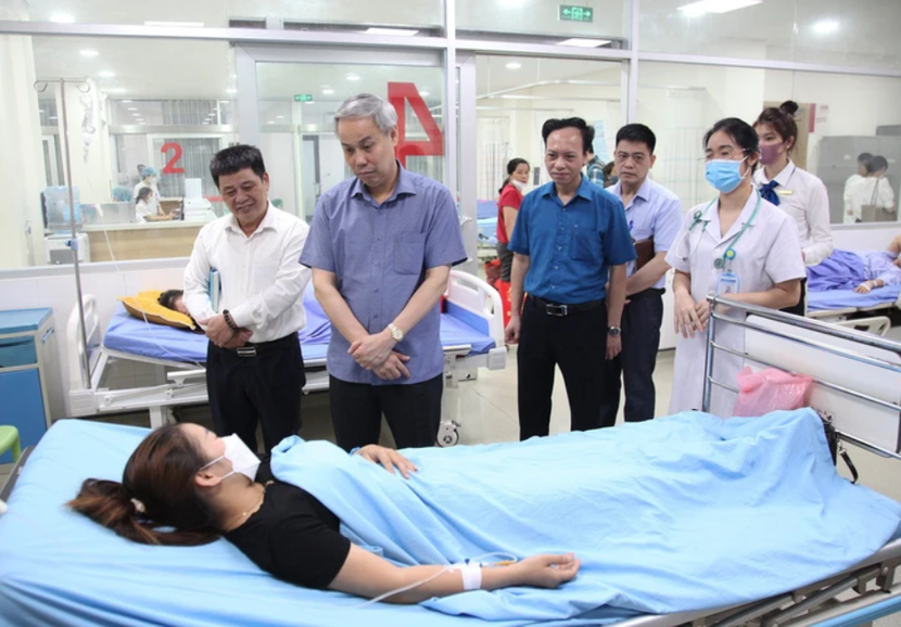 Lãnh đạo Cục ATTP - Bộ Y tế thăm hỏi bệnh nhân vụ ngộ độc thực phẩm ở Vĩnh Phúc giữa tháng 5-2024