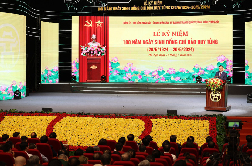 Bí thư Thành ủy Hà Nội Đinh Tiến Dũng trình bày diễn văn tại lễ kỷ niệm