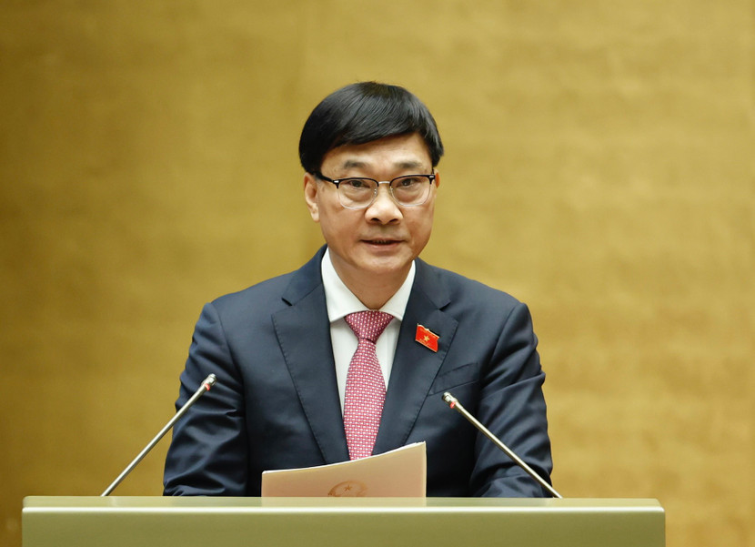 Chủ nhiệm Ủy ban Kinh tế của Quốc hội Vũ Hồng Thanh báo cáo tại phiên họp