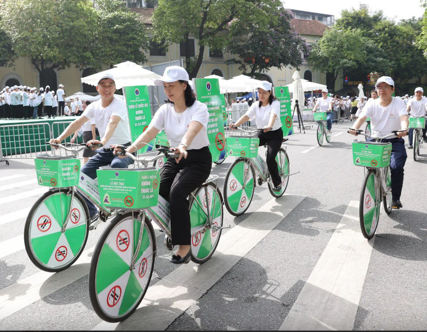Bộ trưởng Bộ Y tế cùng các đại biểu đạp xe hưởng ứng chiến dịch truyền thông phòng chống tác hại thuốc lá Bộ trưởng Bộ Y tế cùng các đại biểu đạp xe hưởng ứng chiến dịch truyền thông phòng chống tác hại thuốc lá