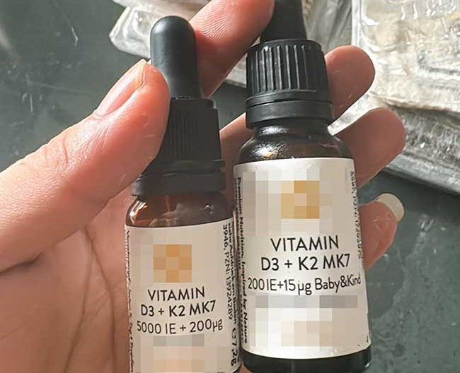 Hai lọ vitamin mà gia đình được tặng, gia đình đã cho trẻ uống nhầm lọ dành cho người lớn Hai lọ vitamin mà gia đình được tặng, gia đình đã cho trẻ uống nhầm lọ dành cho người lớn