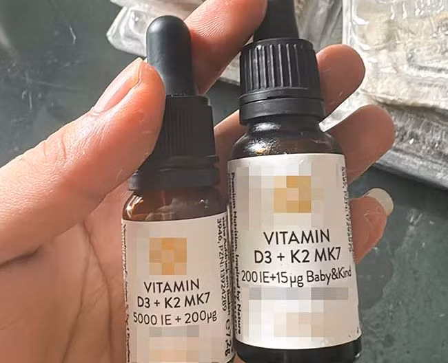 Hai lọ vitamin mà gia đình được tặng, gia đình đã cho trẻ uống nhầm lọ dành cho người lớn Hai lọ vitamin mà gia đình được tặng, gia đình đã cho trẻ uống nhầm lọ dành cho người lớn