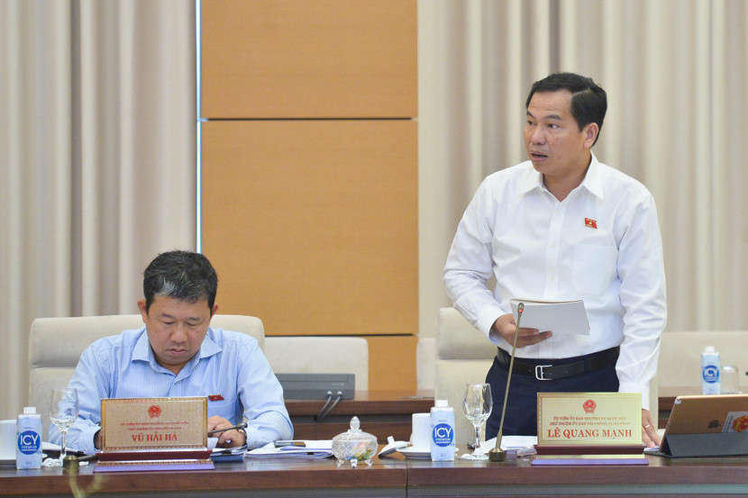 Chủ nhiệm Ủy ban Tài chính - Ngân sách Lê Quang Mạnh trình bày báo cáo thẩm tra