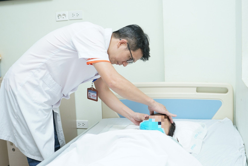 Bệnh nhi được chăm sóc sau ca mổ u não