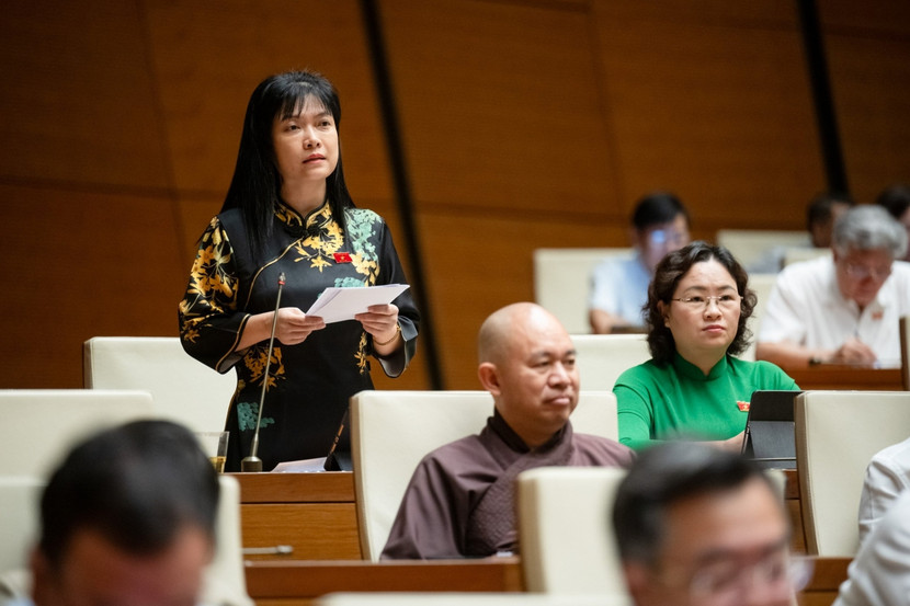 ĐBQH Tạ Thị Yên (đoàn Điện Biên) phát biểu