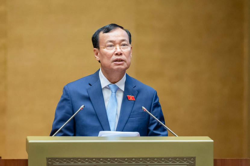 Chủ nhiệm Ủy ban Quốc phòng – An ninh của Quốc hội Lê Tấn Tới trình bày báo cáo thẩm tra