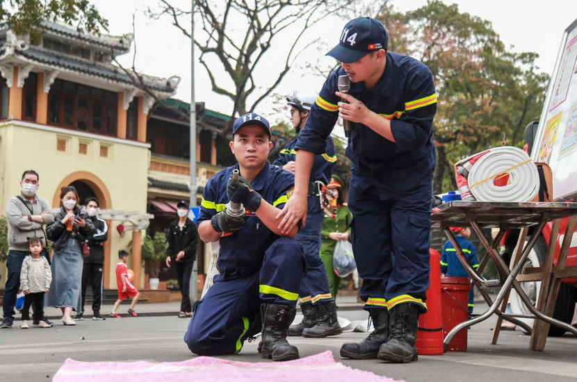 Nỗi ám ảnh phải cứu sống được người dân trong các vụ cháy thôi thúc Thượng úy Nguyễn Viết Quân trong suốt 13 năm theo nghề Nỗi ám ảnh phải cứu sống được người dân trong các vụ cháy thôi thúc Thượng úy Nguyễn Viết Quân trong suốt 13 năm theo nghề