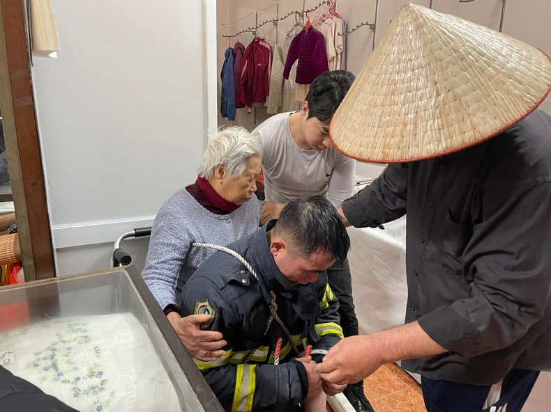 Thượng úy Nguyễn Viết Quân cùng đồng đội đã tham gia cứu hàng trăm vụ cháy lớn nhỏ... Thượng úy Nguyễn Viết Quân cùng đồng đội đã tham gia cứu hàng trăm vụ cháy lớn nhỏ...