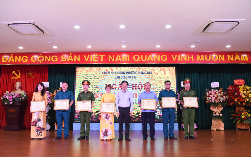 Nhiều tập thể, cá nhân có thành tích xuất sắc nhận được khen thưởng của lãnh đạo các cấp Nhiều tập thể, cá nhân có thành tích xuất sắc nhận được khen thưởng của lãnh đạo các cấp